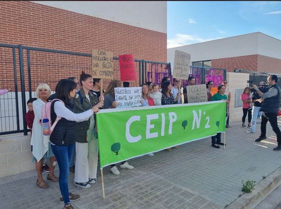 Protesta a las puertas del colegio.