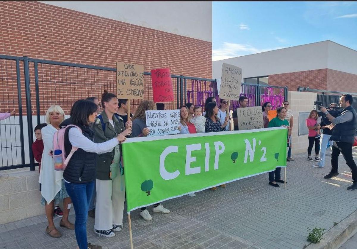 Protesta a las puertas del colegio.