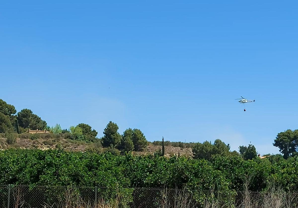 Un helicóptero trabajando en la extinción del fuego en Montserrat.