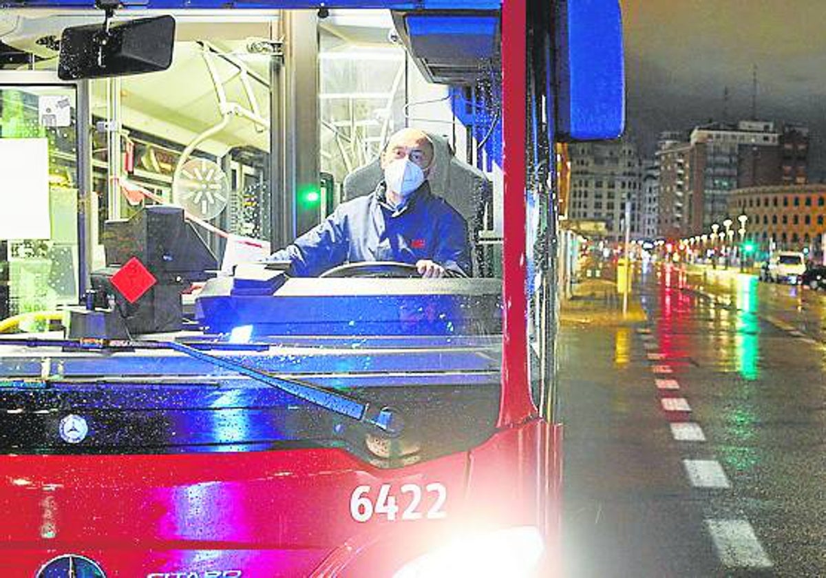 Un autobús de la EMT, durante la pandemia en el centro de la ciudad.