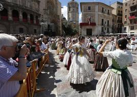 Una dansà en la plaza de la Virgen, en una imagen de archivo.