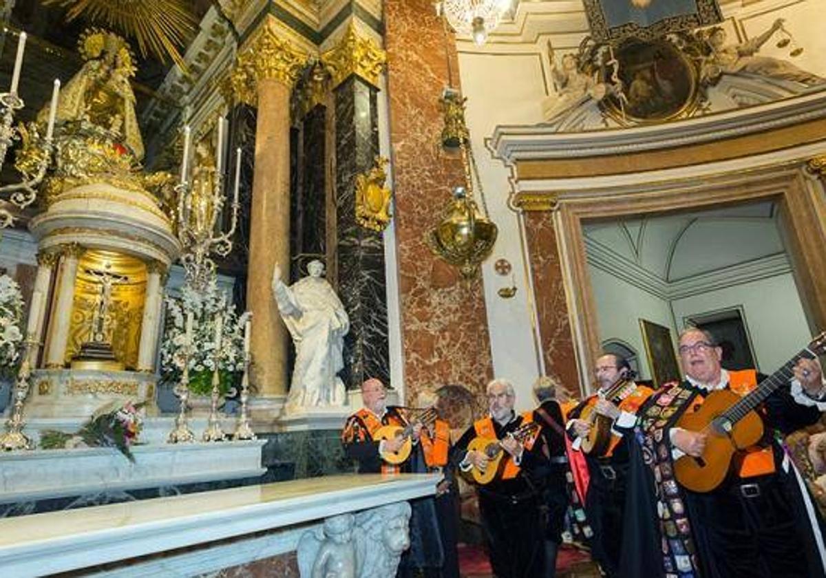 Ronda de las Tunas de Valencia a la Virgen de los Desamparados, en una imagen de archivo.