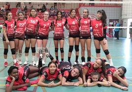 El equipo cadete femenino del Xàtiva Voleibol.