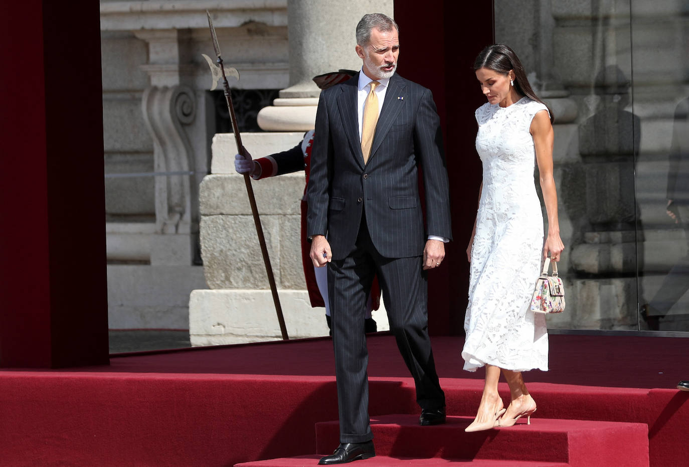 Letizia apuesta por el encaje con un vestido &#039;low cost&#039;