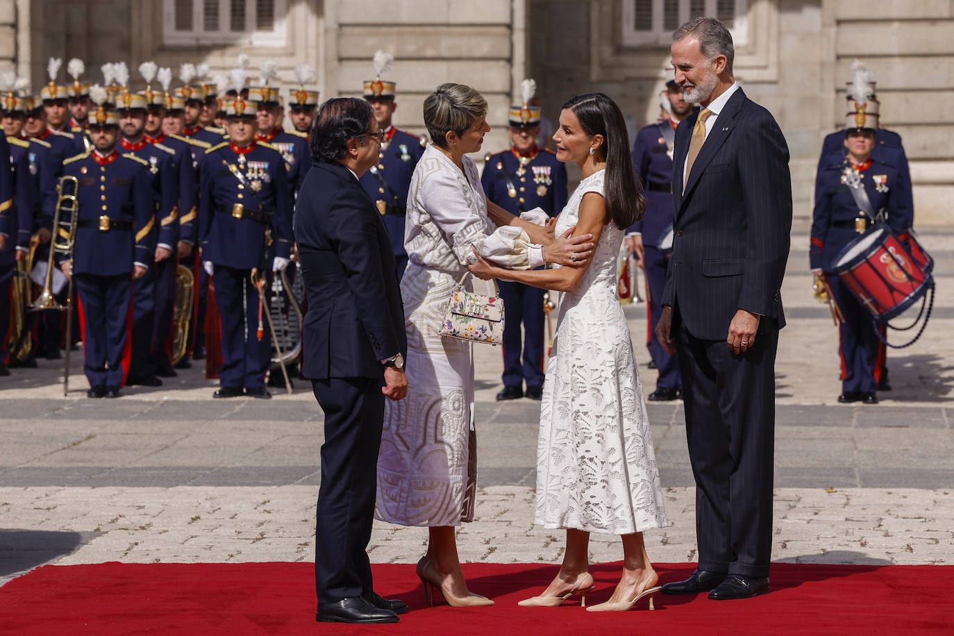 Letizia apuesta por el encaje con un vestido &#039;low cost&#039;