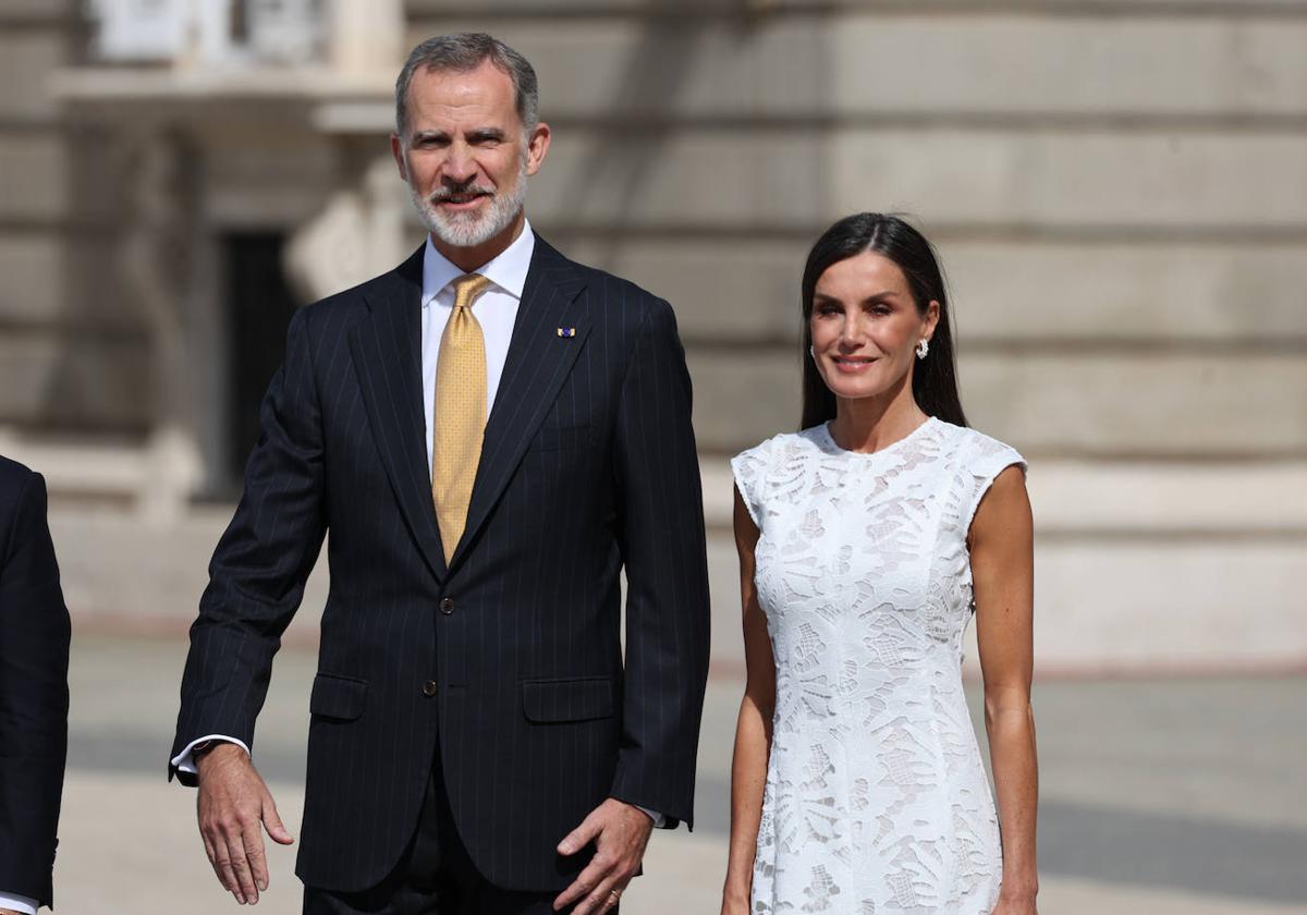 Letizia apuesta por el encaje con un vestido &#039;low cost&#039;