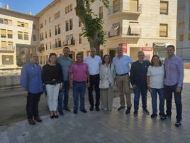 El candidato alcireño, al centro, con miembros del PP.