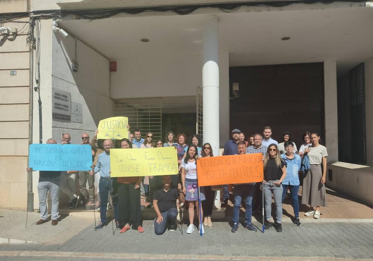 Protesta de los funcionarios ante los juzgados de Alzira.