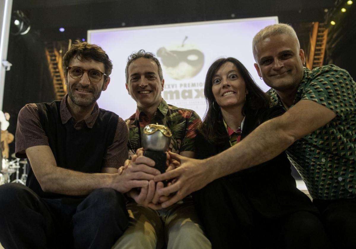 Los valencianos de Pont Flotant con el premio Max.