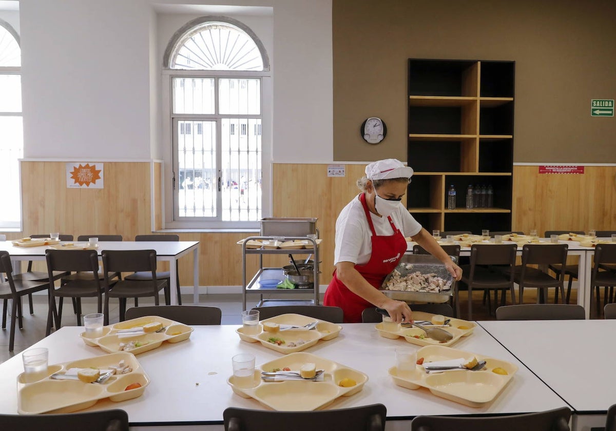 Una profesional prepara un servicio de comedor escolar, en una imagen de archivo.