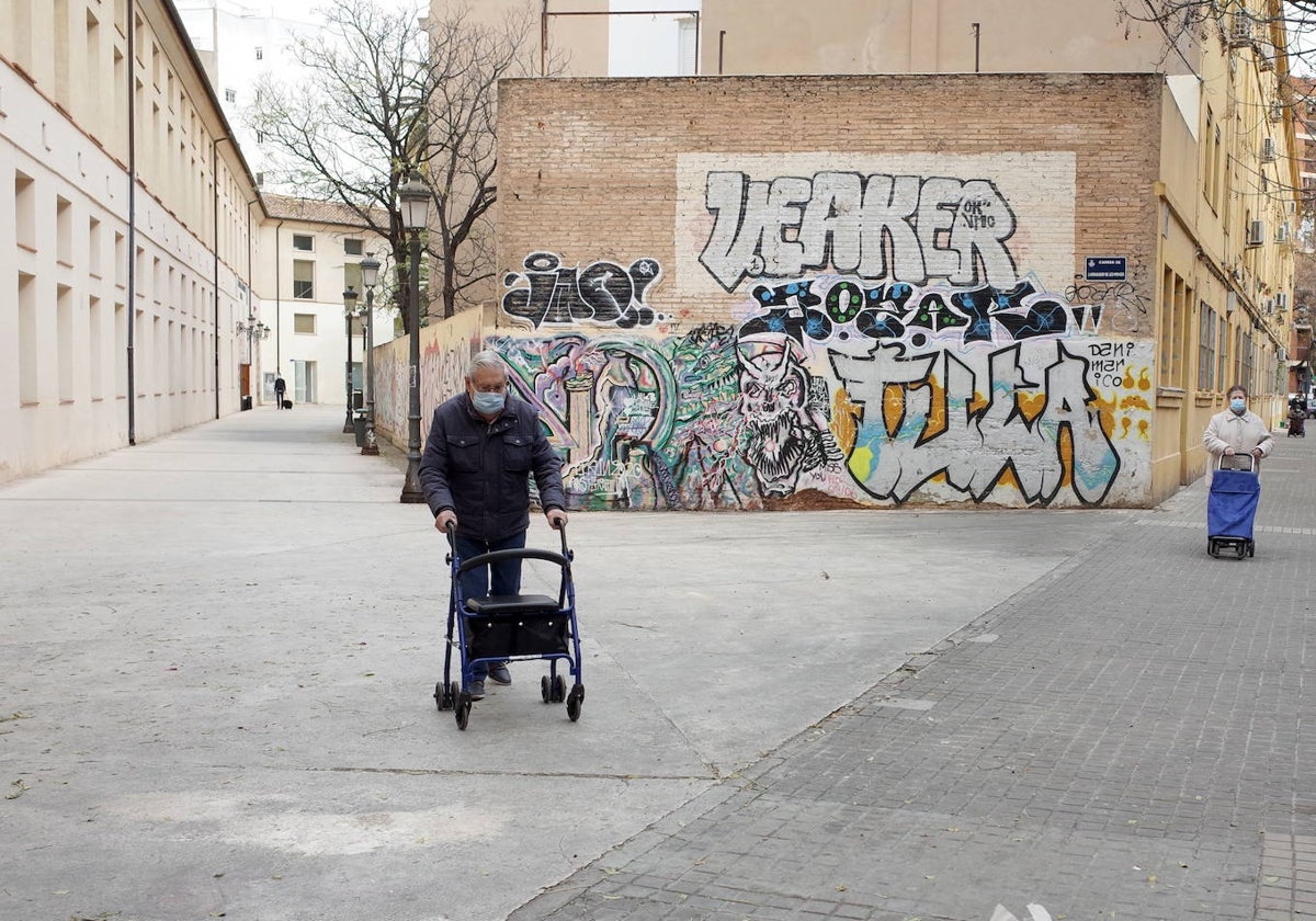 Dos vecinos caminan por el barrio de Patraix.