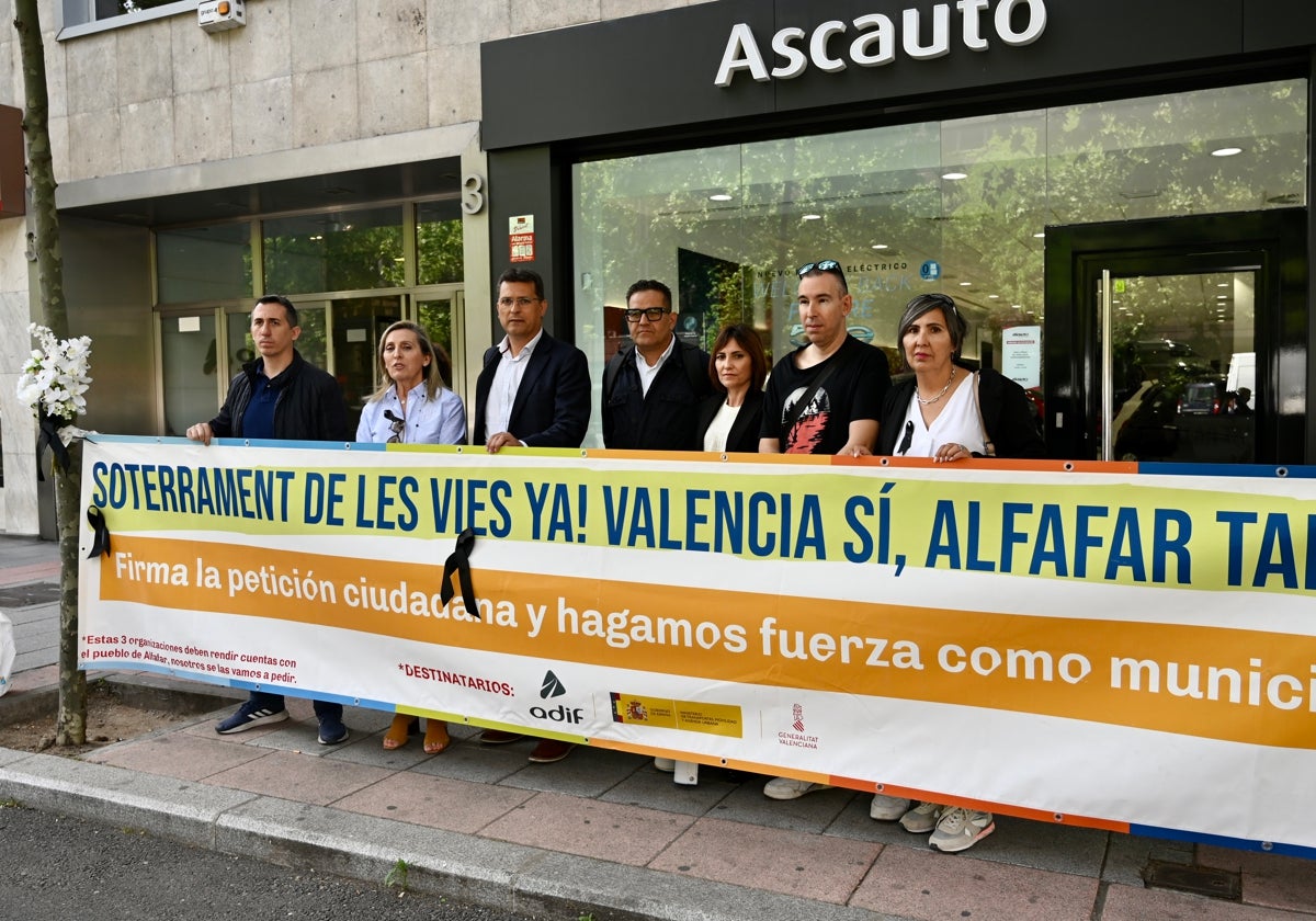 Alcaldes y vecinos junto a las puerta de Adif,Madrid.