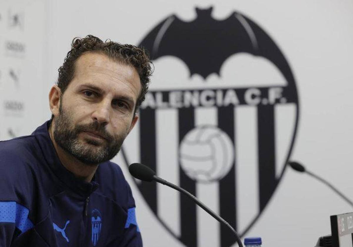 El entrenador del Valencia FC, Rubén Baraja durante la rueda de prensa.