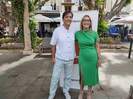 Maria Josep Amigó junto al candidato alcireño Alfons Domínguez.