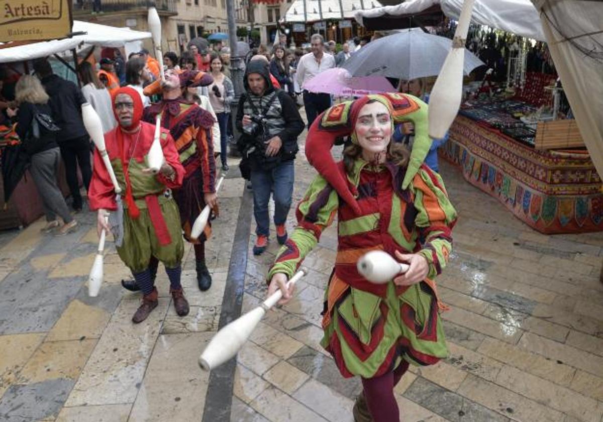 Un grupo de animación recorre el Mercado Medieval en Alicante, en una imagen de archivo.