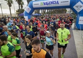 Participantes toman la salida en la anterior '15K Valencia Abierta al Mar.