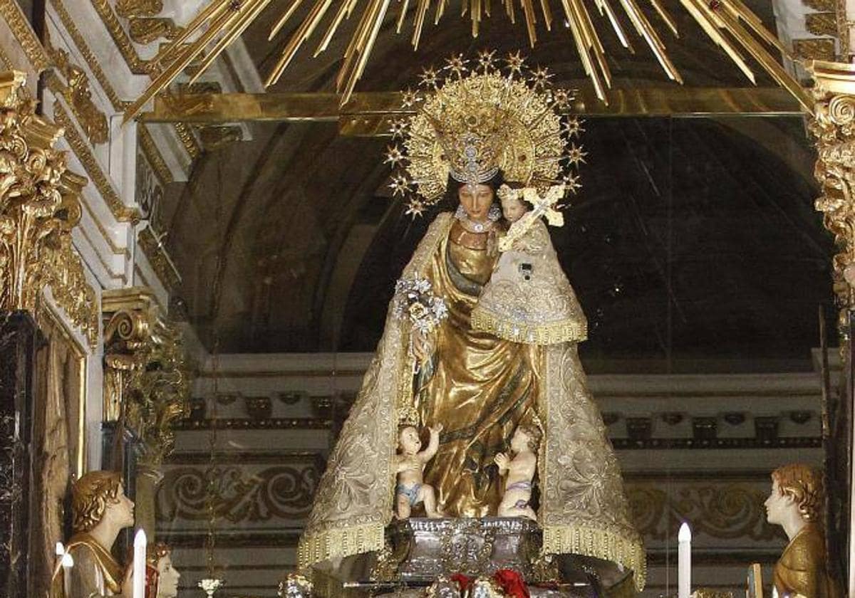 Centenario de la Coronación de la Virgen de los Desamparados | La imagen  original de la Virgen de los Desamparados será portada a hombros por primera  vez en 80 años | Las Provincias