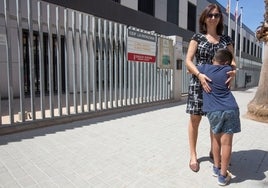 Karina y su hijo junto al CEIP la Patacona.