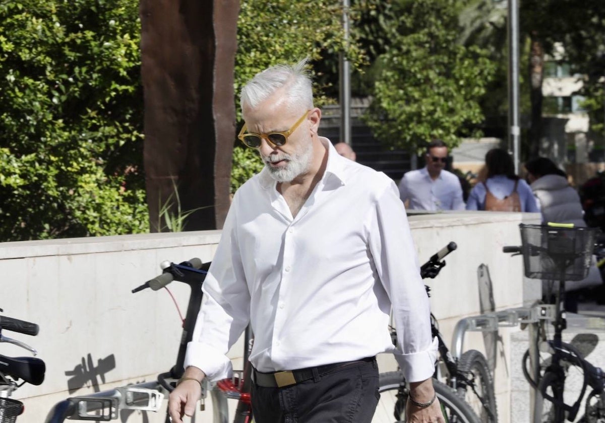 Marcos Benavent, en el exterior de la Ciudad de la Justicia.