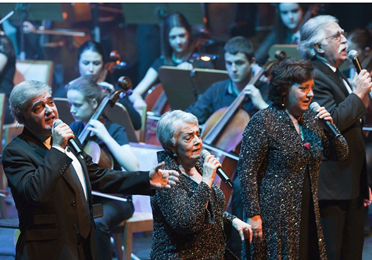 El grupo El Consorcio, durante su actuación en el homenaje al compositor, intérprete y productor Juan Carlos Calderón.