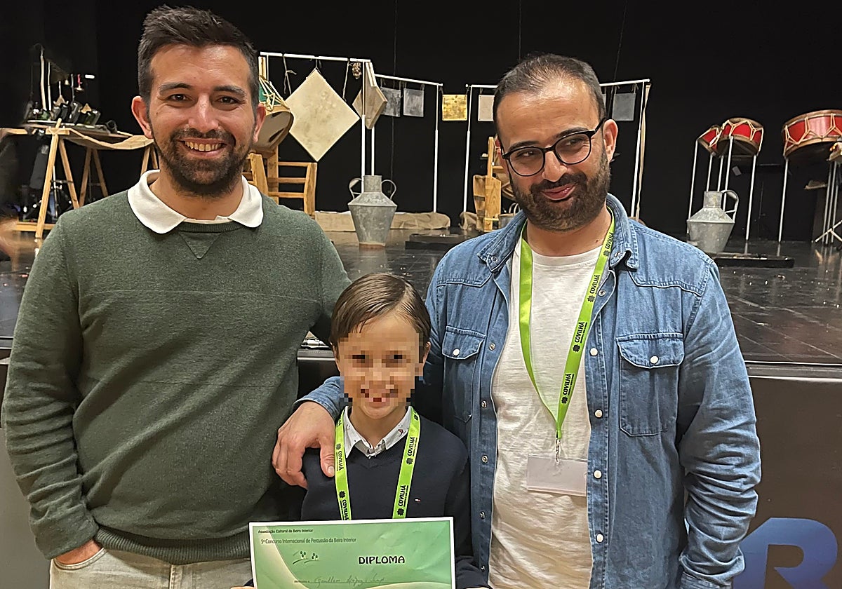 Gillem junto a un miembro del jurado y al secretario del tribunal.