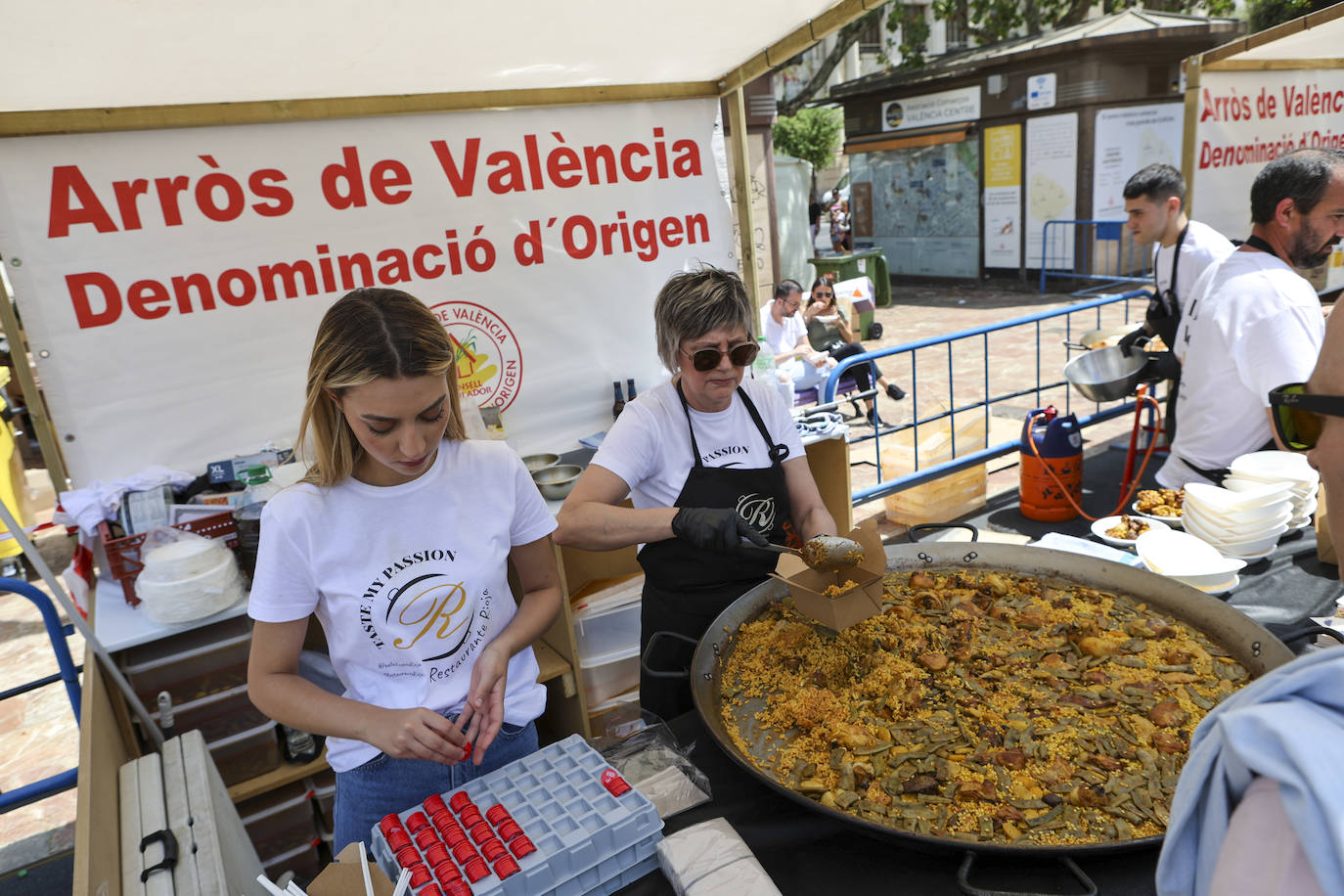 Valencia saborea su gran evento de las paellas
