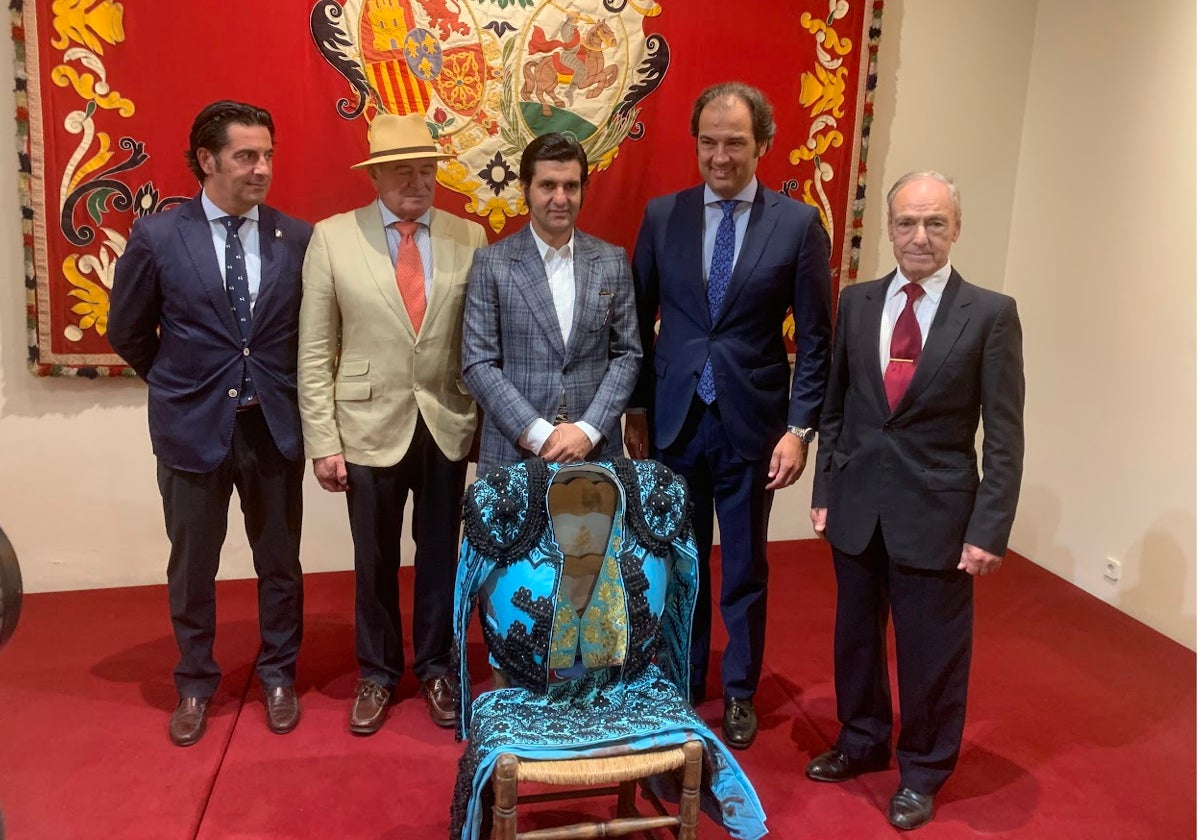 Morante con el equipo presidencial que le concedió los trofeos.