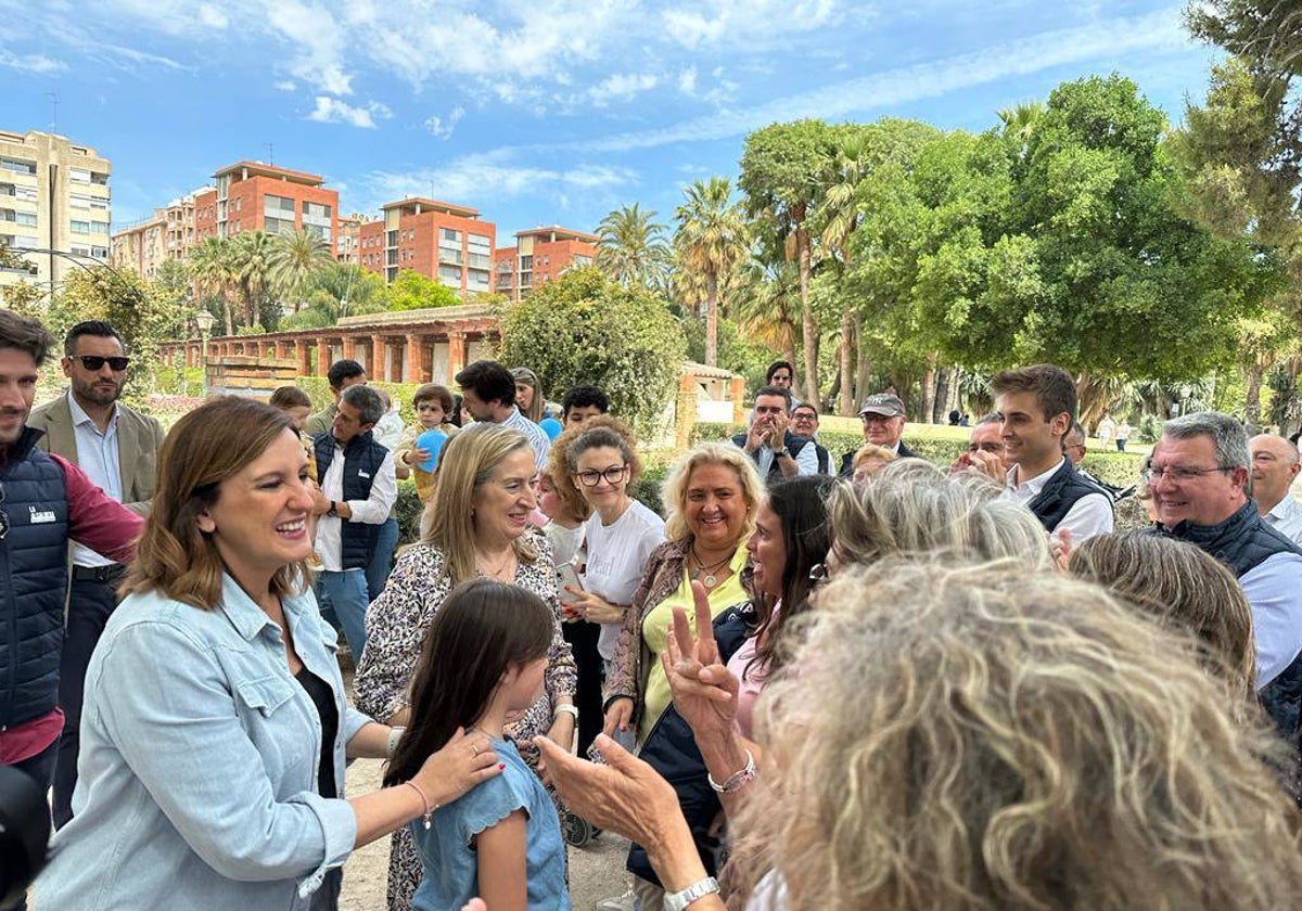 La aspirante María José Catalá, junto a la diputada Ana Pastor.