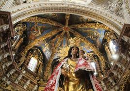 La imagen peregrina de la Virgen de los Desamparados, en el altar de la Catedral de Valencia.