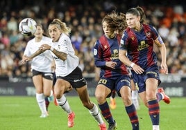 La valencianista Macarena Portales trata de superar en velocidad a Paula Tomás y a María Méndez, jugadoras del Levante en el derbi de la ida.