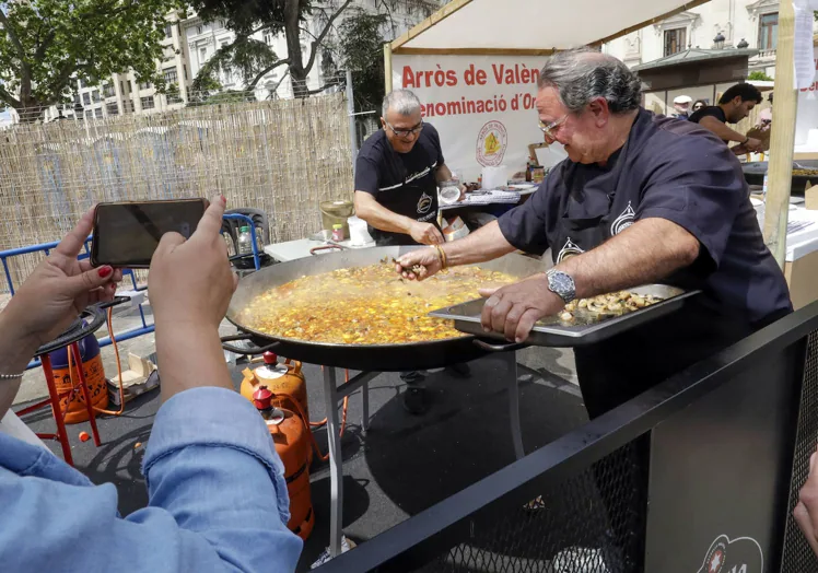 Ambiente en torno al Tastarròs en la plaza del Ayuntamiento.