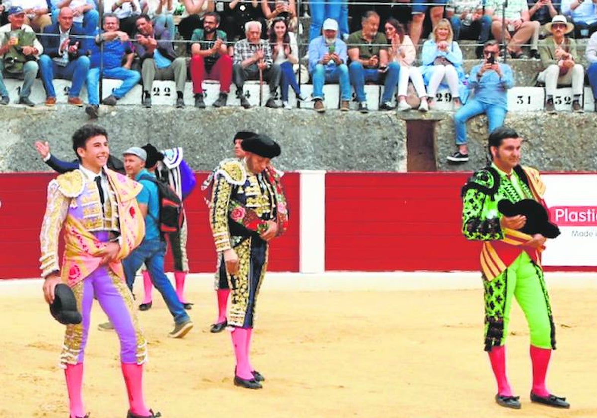 Morante, a la derecha de la imagen, durante el paseillo en Bocairent.