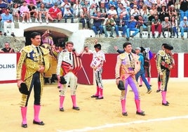 Morante, a la derecha de la imagen, durante el paseillo en Bocairent.