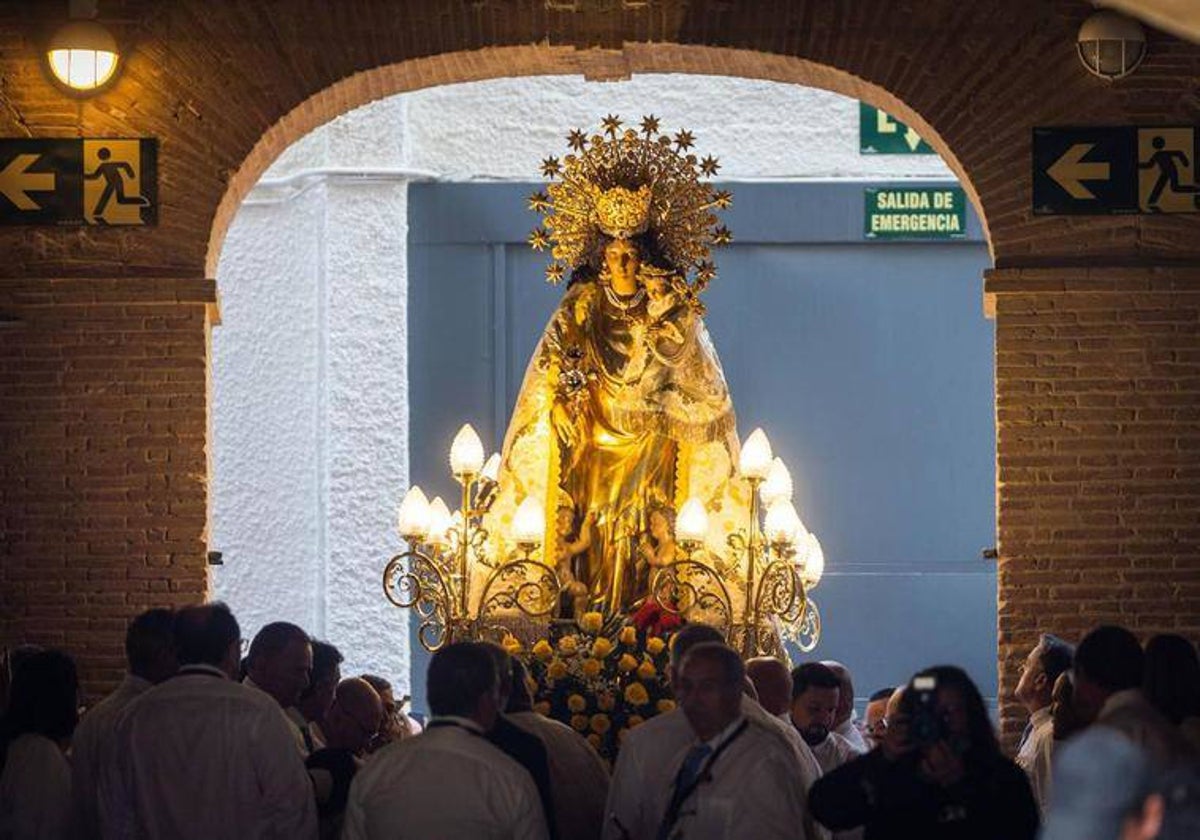 La Virgen de los Desamparados en la plaza de toros de Valencia.