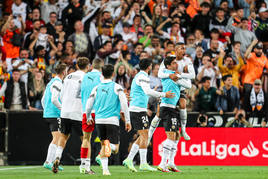 Los jugadores del Valencia celebra el gol de Samuel Lino en el partido de Liga frente al Villarreal