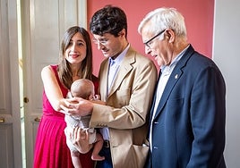 Candela y Andreu, con Roc en brazos, y el alcalde de Valencia.