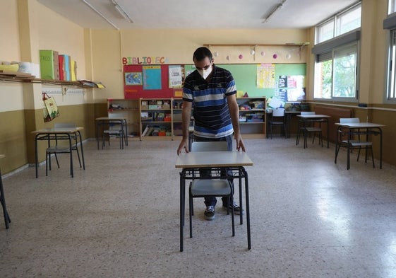 Un profesor organizando su clase antes del inicio del curso 2020-2021.