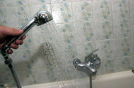 Caerse en la ducha en viaje de trabajo no será accidente laboral salvo que haya falta de tiempo libre