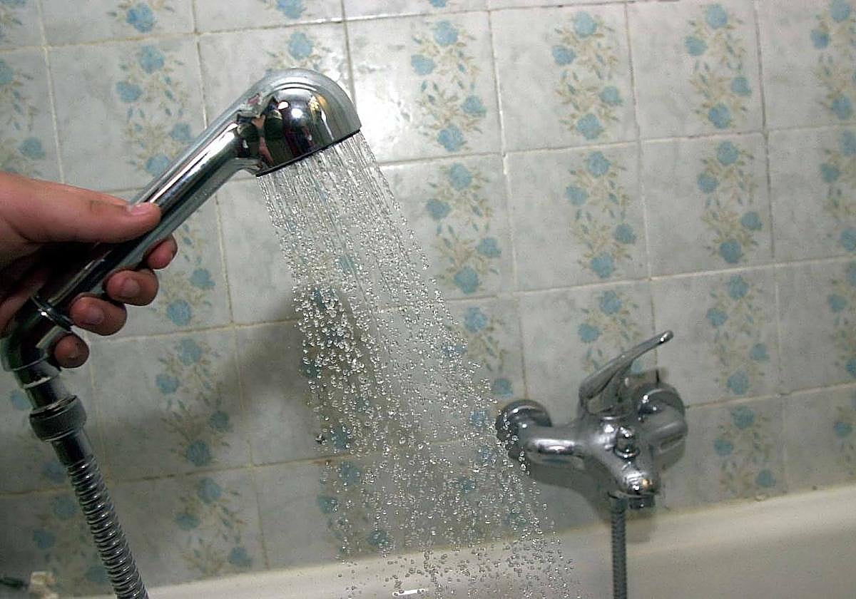 Caerse en la ducha en viaje de trabajo no será accidente laboral salvo que haya falta de tiempo libre