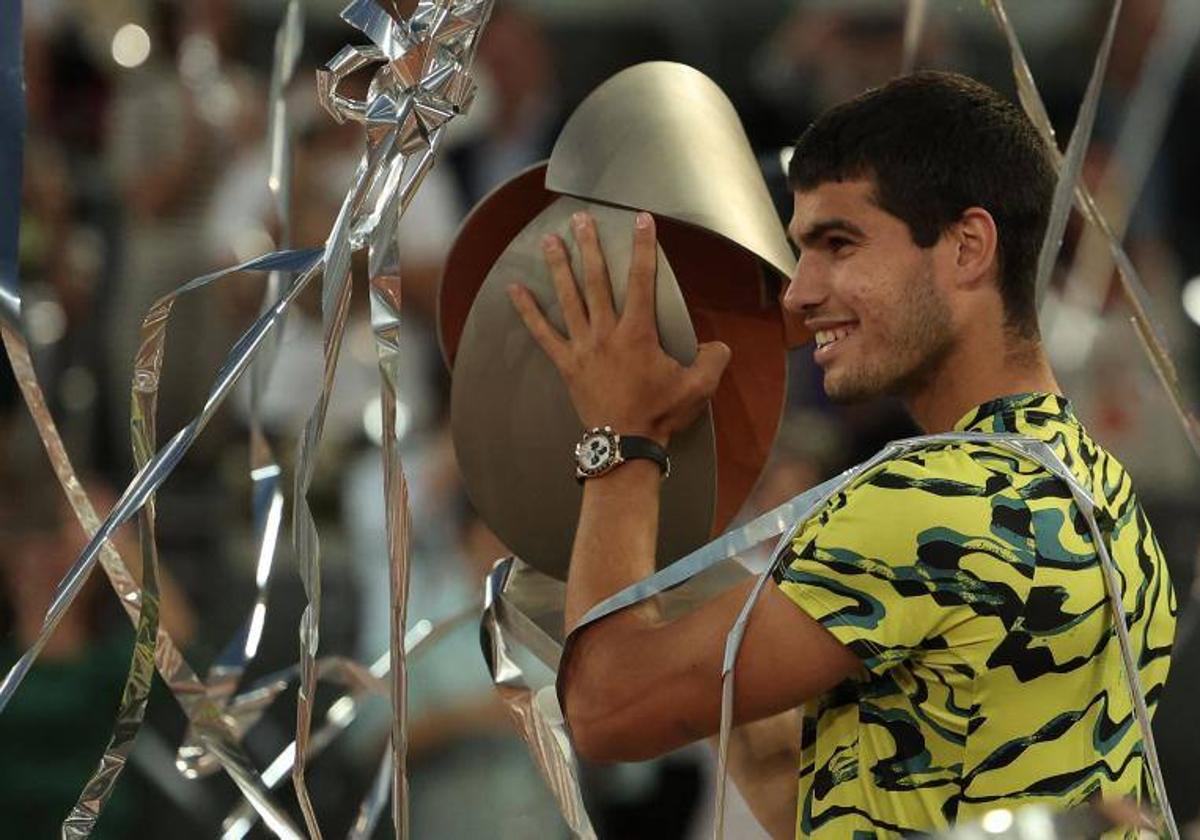 Alcaraz levanta el título de campeón en el Mutua Madrid Open.