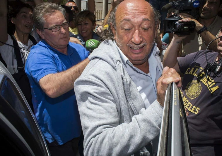 Francis Montesinos sube a un coche tras ser detenido y puesto en libertad en 2014.