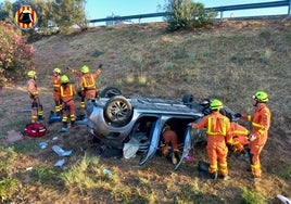 Momento en que los bomberos excarcelan a la persona atrapada en el accidente de Rotglà.