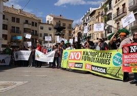 Momento de la concentración frente al Ayuntamiento de Segorbe.