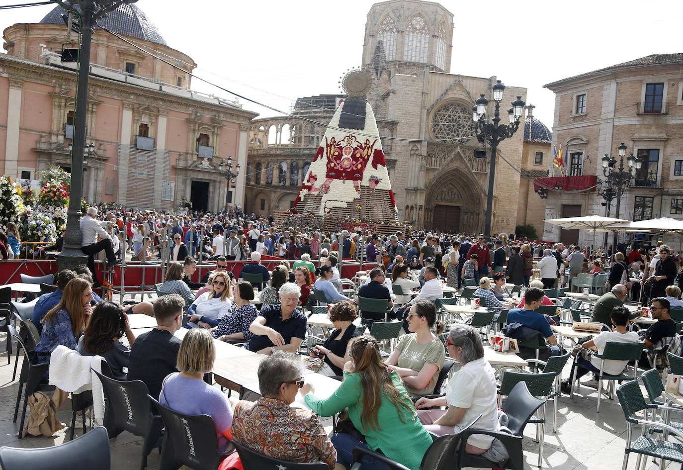 Turistas en las Fallas de Valencia.