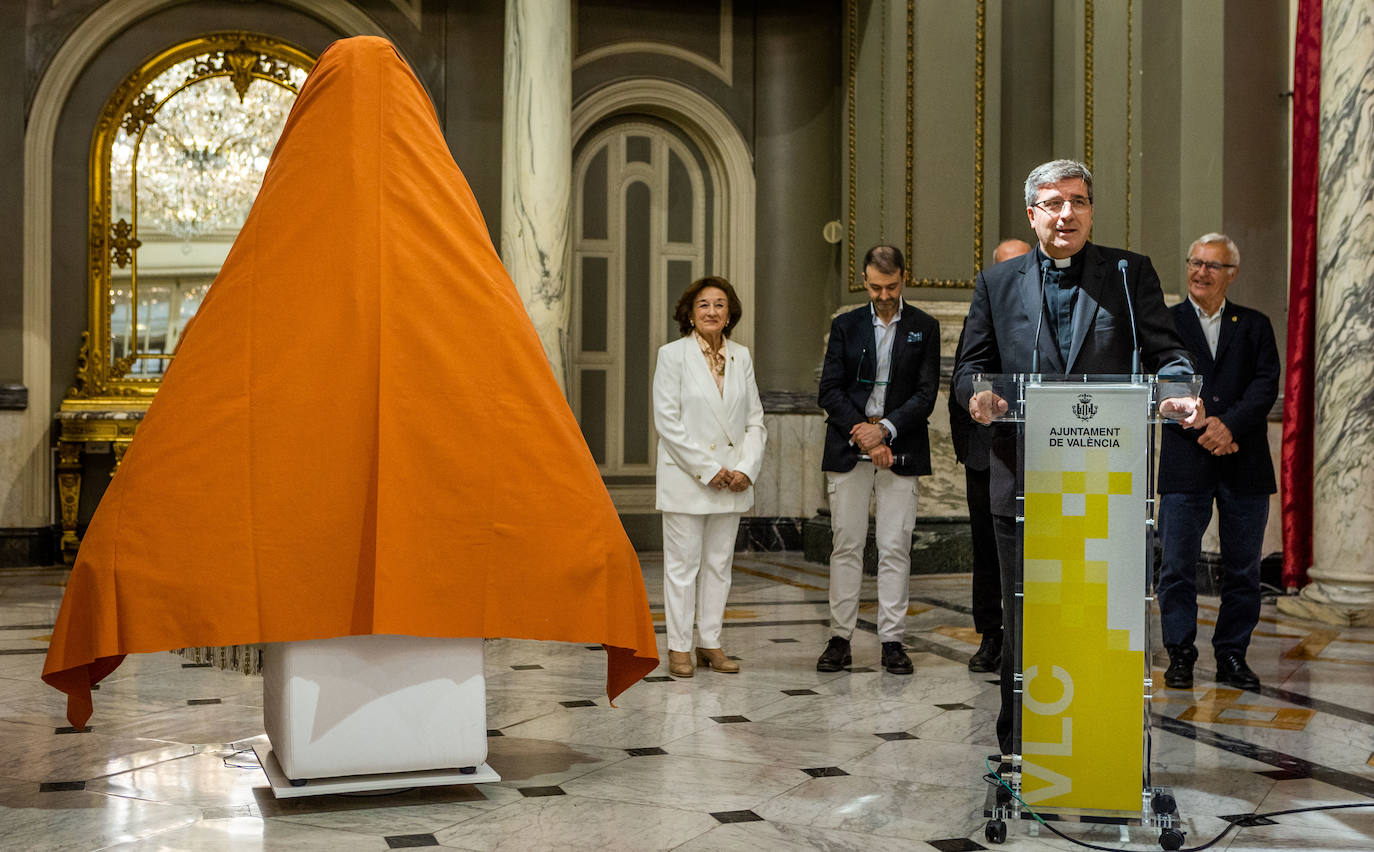 Así es el manto, al detalle, que llevará la imagen peregrina de la Mare de Déu en el Centenario de la Coronación