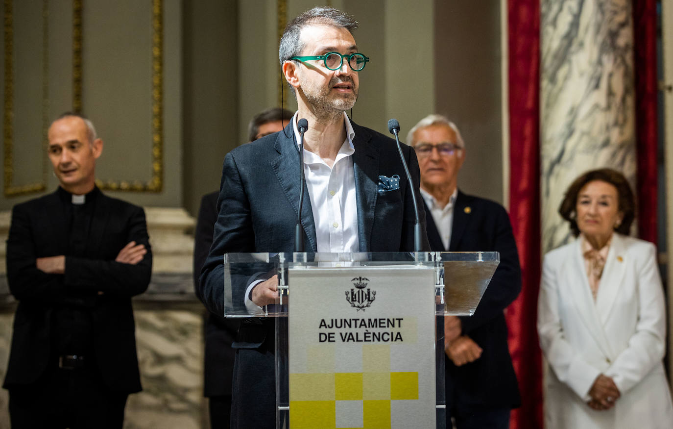 Así es el manto, al detalle, que llevará la imagen peregrina de la Mare de Déu en el Centenario de la Coronación