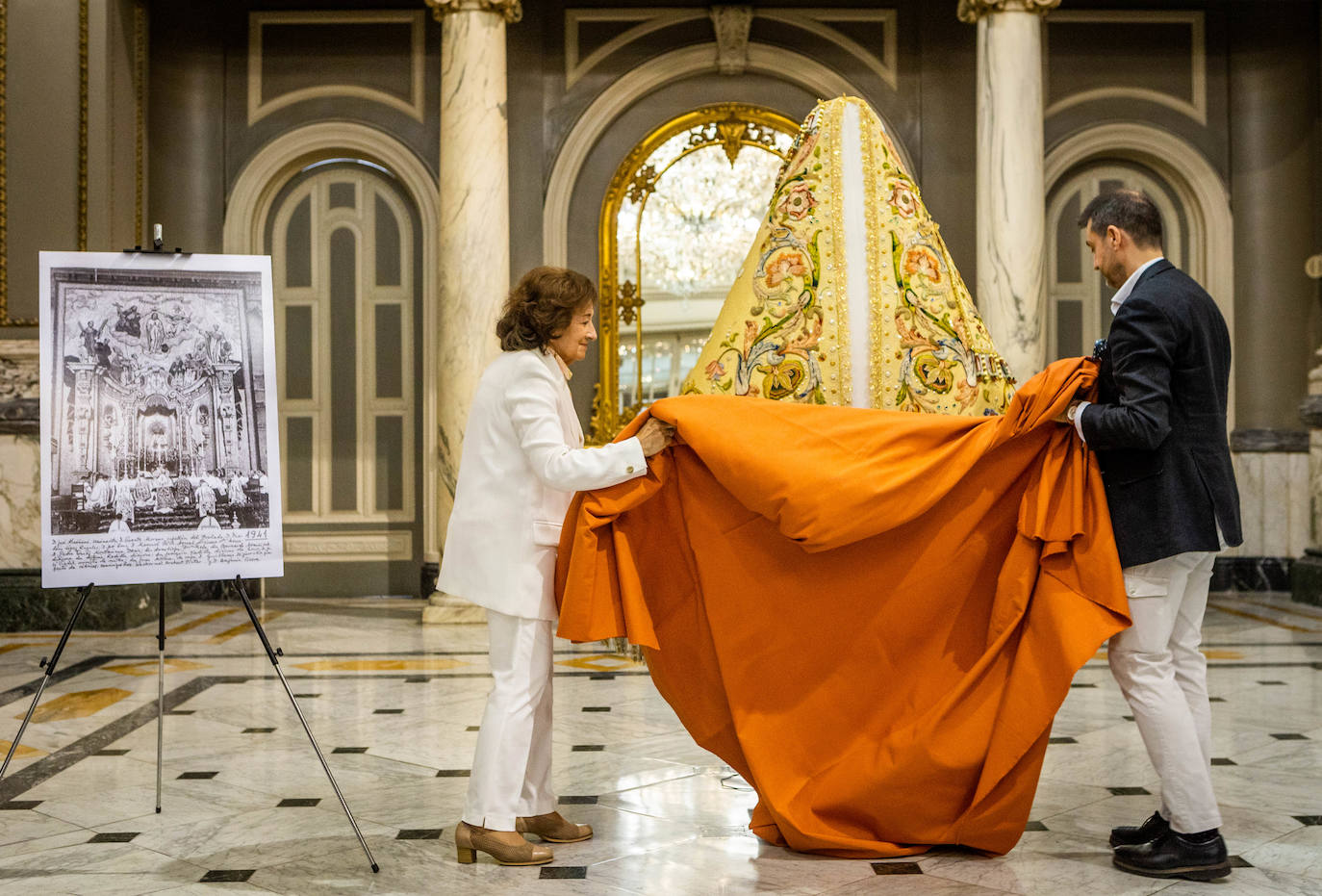 Así es el manto, al detalle, que llevará la imagen peregrina de la Mare de Déu en el Centenario de la Coronación