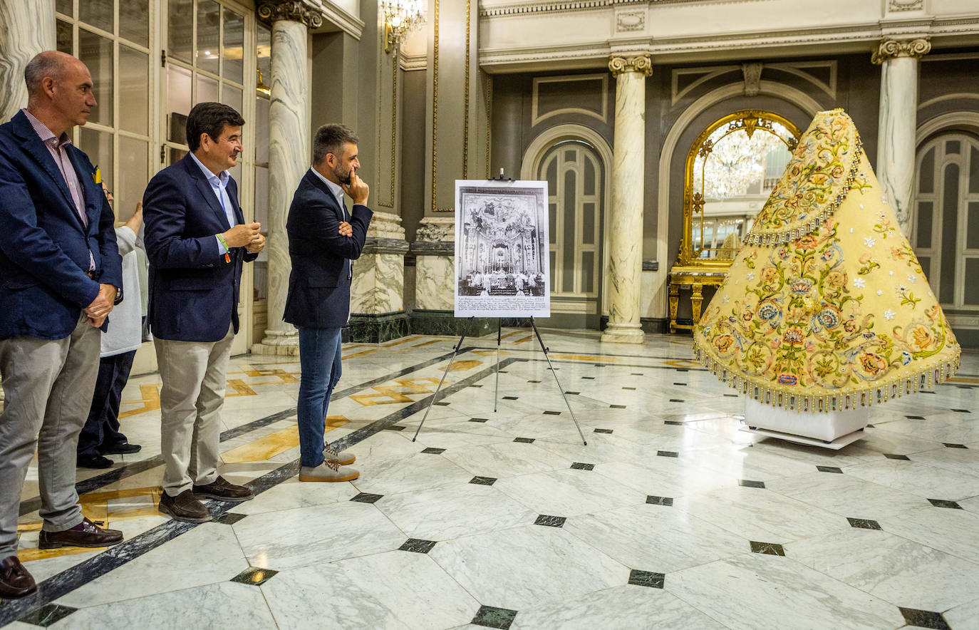 Así es el manto, al detalle, que llevará la imagen peregrina de la Mare de Déu en el Centenario de la Coronación