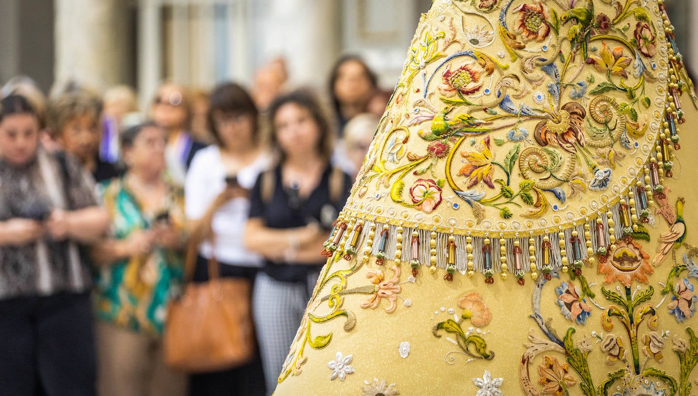 Así es el manto, al detalle, que llevará la imagen peregrina de la Mare de Déu en el Centenario de la Coronación