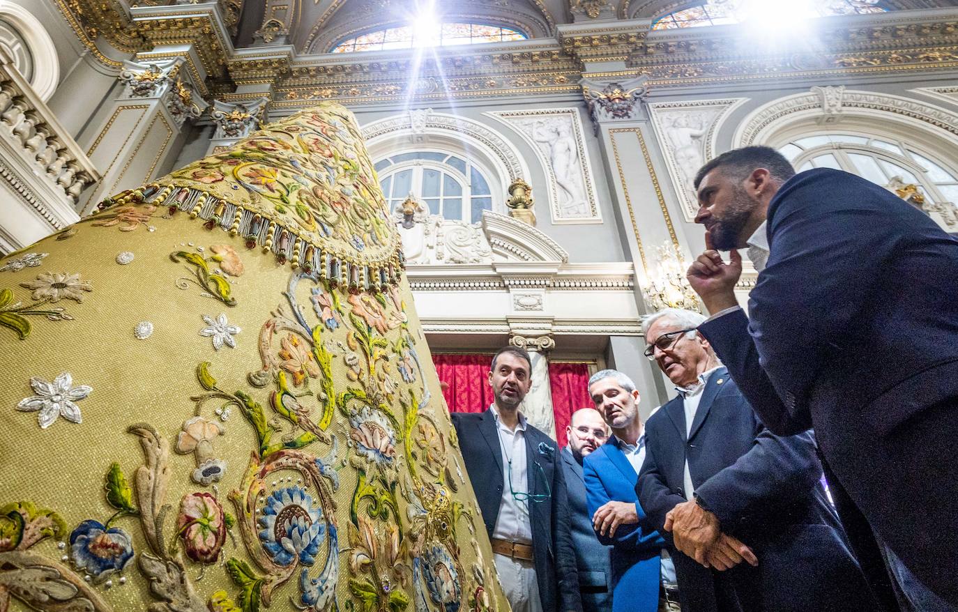 Así es el manto, al detalle, que llevará la imagen peregrina de la Mare de Déu en el Centenario de la Coronación